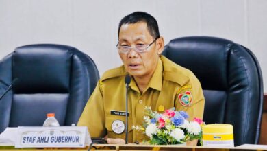 Staf Ahli Gubernur Kalimantan Tengah Bidang Ekonomi, Keuangan, dan Pembangunan, Yuas Elko, saat membacakan sambutan.