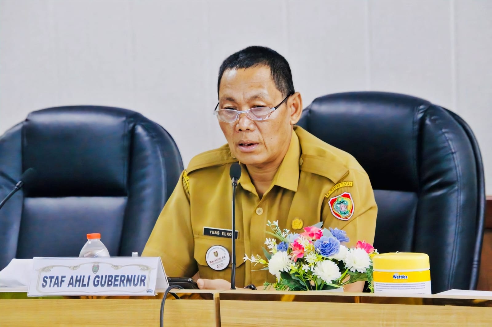 Staf Ahli Gubernur Kalimantan Tengah Bidang Ekonomi, Keuangan, dan Pembangunan, Yuas Elko, saat membacakan sambutan.