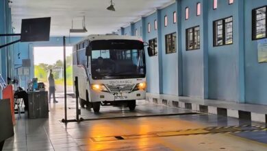 Salah satu kendaraan angkutan yang sedang melaksanakan uji KIR.