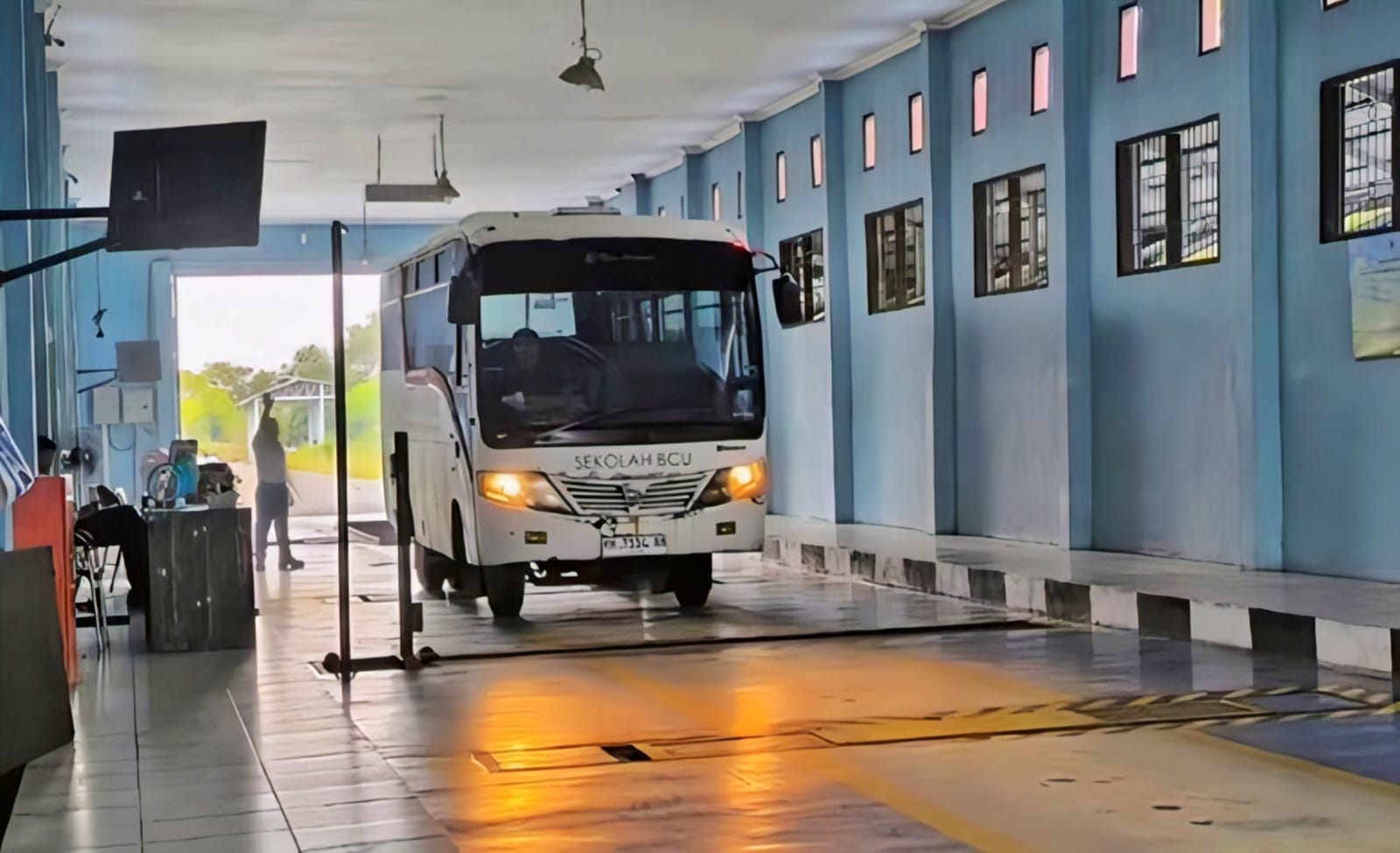 Salah satu kendaraan angkutan yang sedang melaksanakan uji KIR.