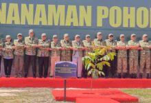 Pangdam XXII/TB, Mayjen TNI Zainul Arifin foto bersama saat kegiatan penanaman pohon