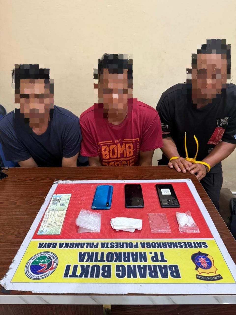 Tiga tersangka dan barang bukti sabu yang berhasil disita aparat kepolisian