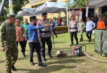 Gubernur Kalteng, H. Agustiar Sabran saat melaksanakan pengecekan personel saat kegiatan siaga Karhutla