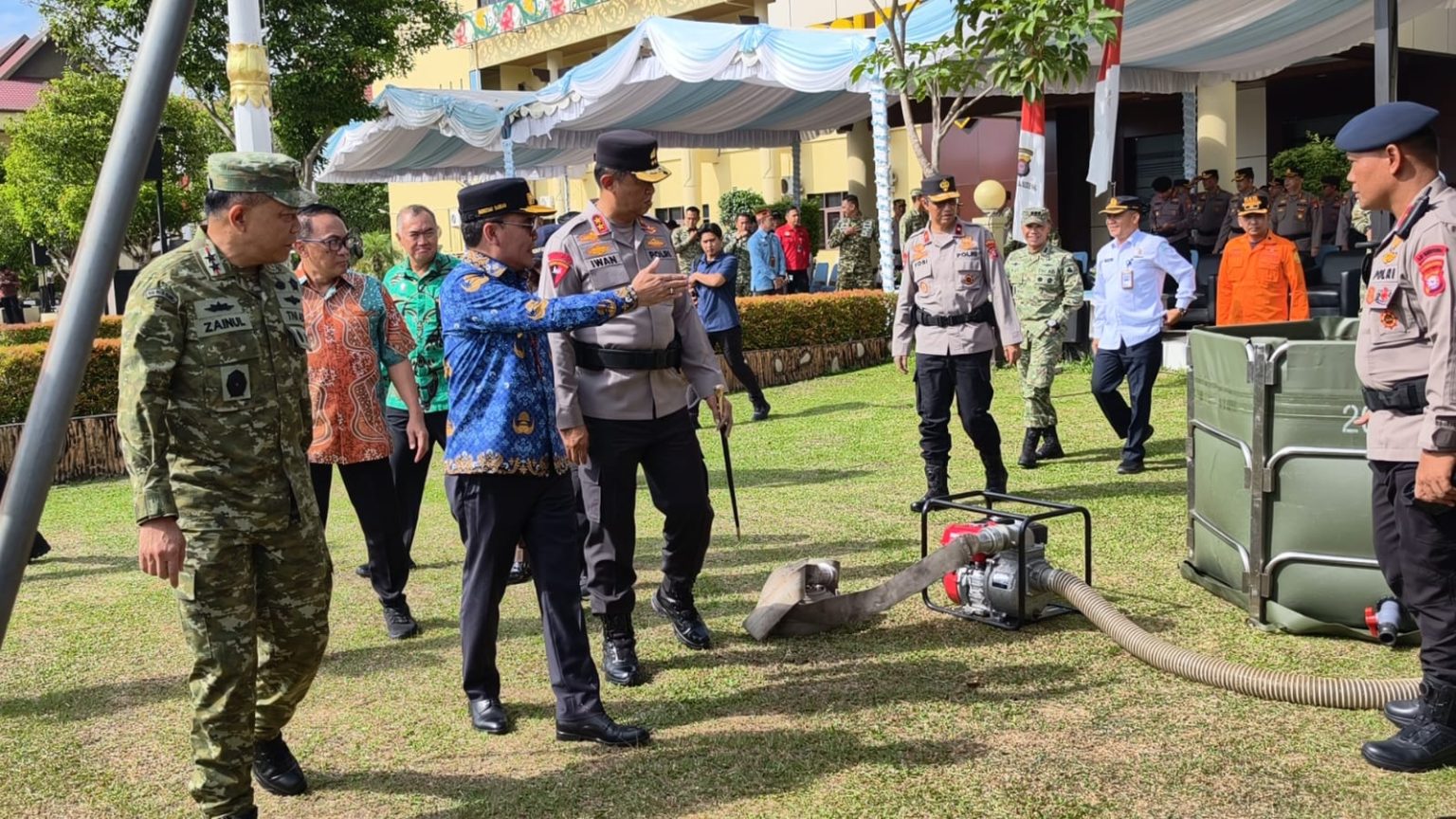 Gubernur Kalteng, H. Agustiar Sabran saat melaksanakan pengecekan personel saat kegiatan siaga Karhutla
