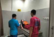 Tenaga medis ketika memeriksa tahanan yang tengah sakit