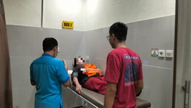 Tenaga medis ketika memeriksa tahanan yang tengah sakit