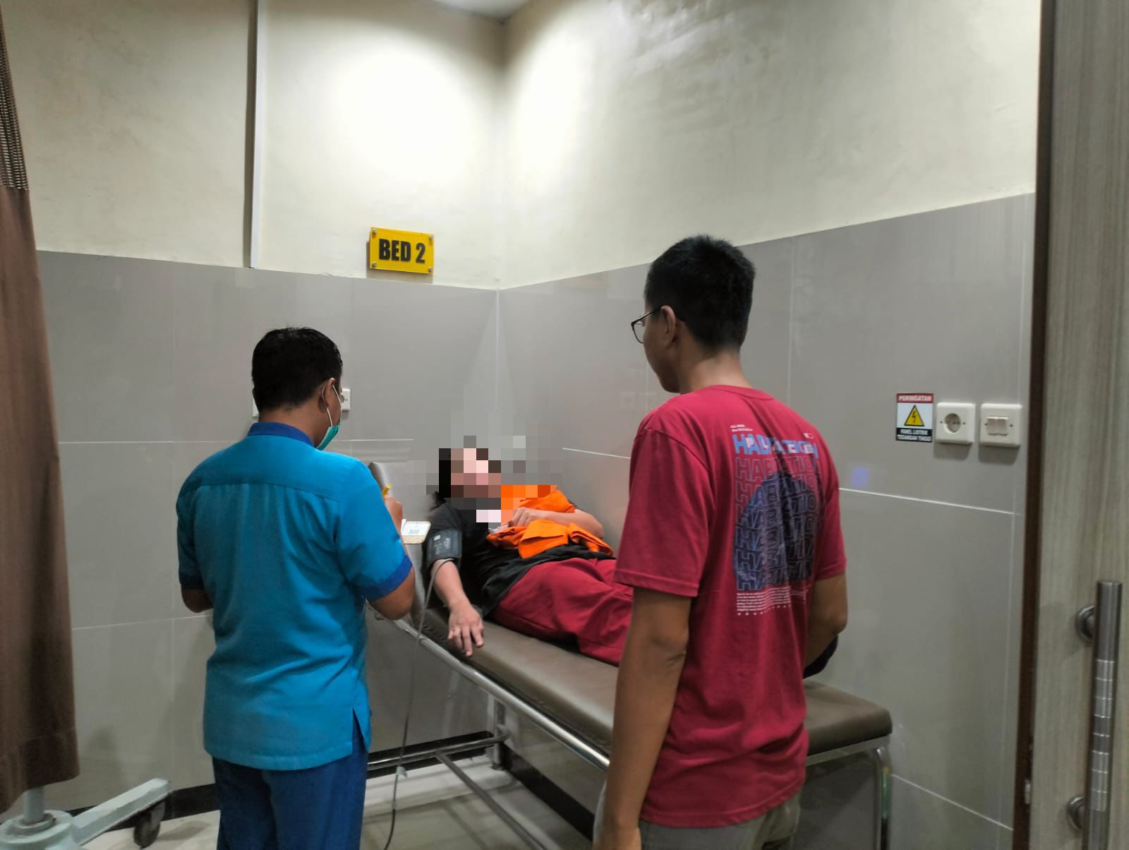 Tenaga medis ketika memeriksa tahanan yang tengah sakit