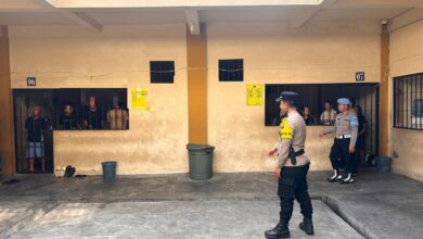 Pamapta III SPKT Polresta Palangka Raya Ipda M. Abrar mengecek ruang tahana