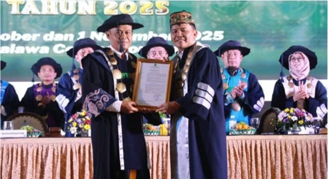 Gubernur Kalteng, H. Agustiar Sabran saat menerima SK sebagai Anggota Senat Kehormatan Universitas Muhammadyah Palangka Raya oleh Rektor UMPR, Muhammad Yusuf belum lama ini.