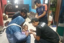 Tim Damkar saat melepas cincin dari jari balita