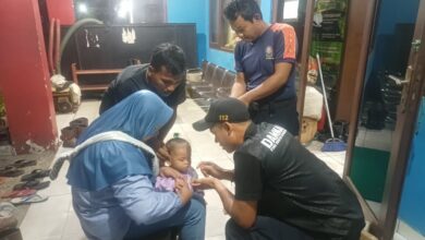 Tim Damkar saat melepas cincin dari jari balita