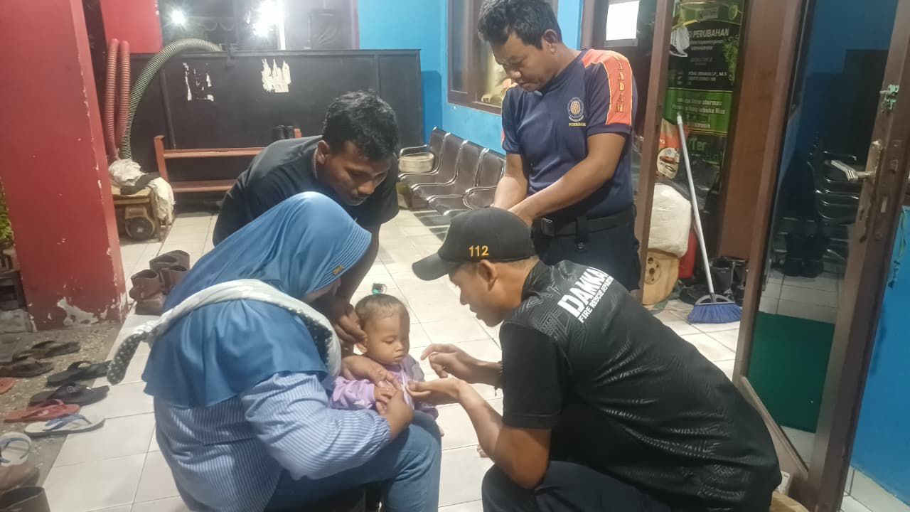 Tim Damkar saat melepas cincin dari jari balita