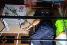 Personel damkar berusaha mengeluarkan anak kucing yang terjepit diantara tembok