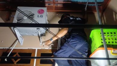 Personel damkar berusaha mengeluarkan anak kucing yang terjepit diantara tembok