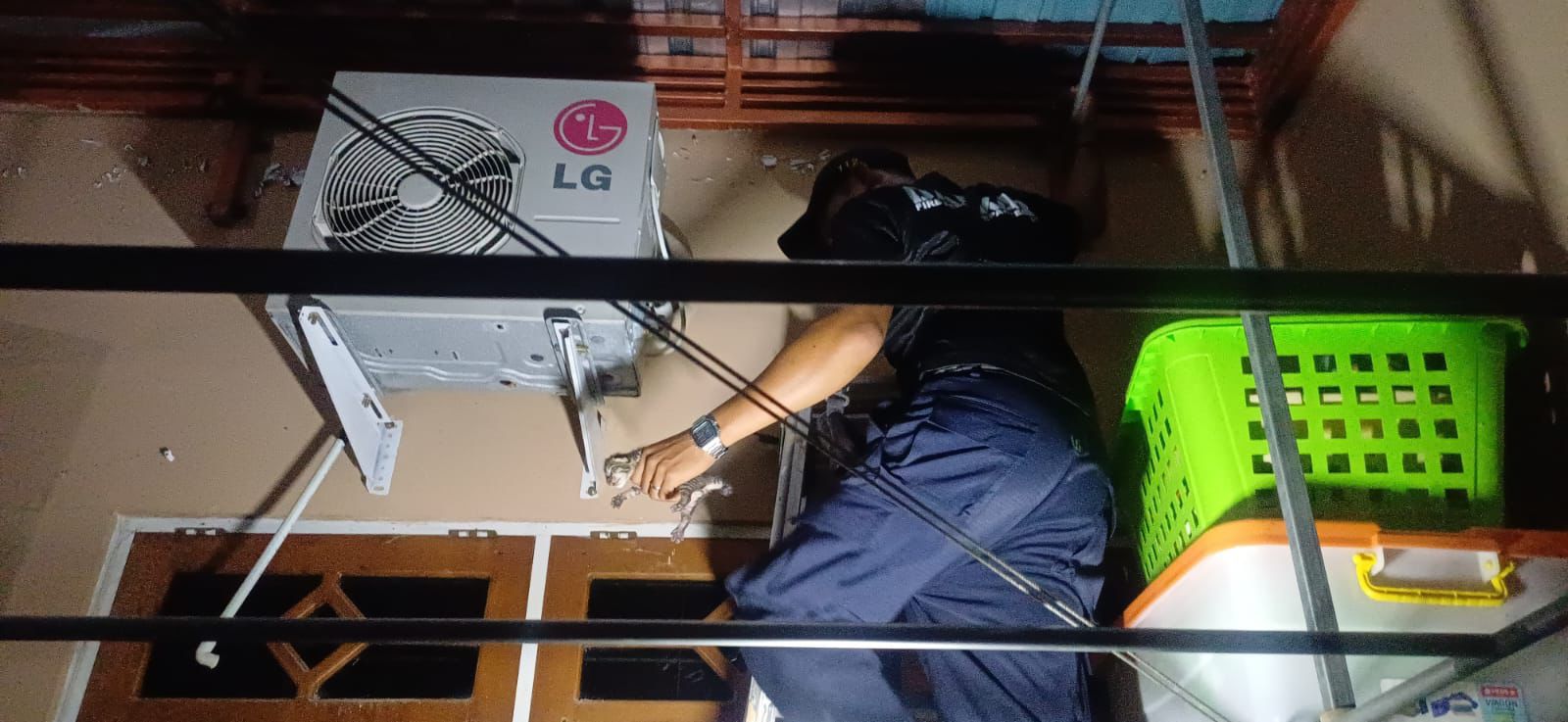 Personel damkar berusaha mengeluarkan anak kucing yang terjepit diantara tembok