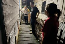 Petugas kepolisian ketika berada di barak Jalan Mendawai, Sabtu (18/4/2026) malam.