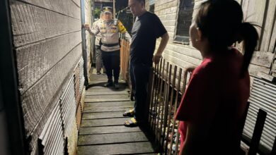 Petugas kepolisian ketika berada di barak Jalan Mendawai, Sabtu (18/4/2026) malam.