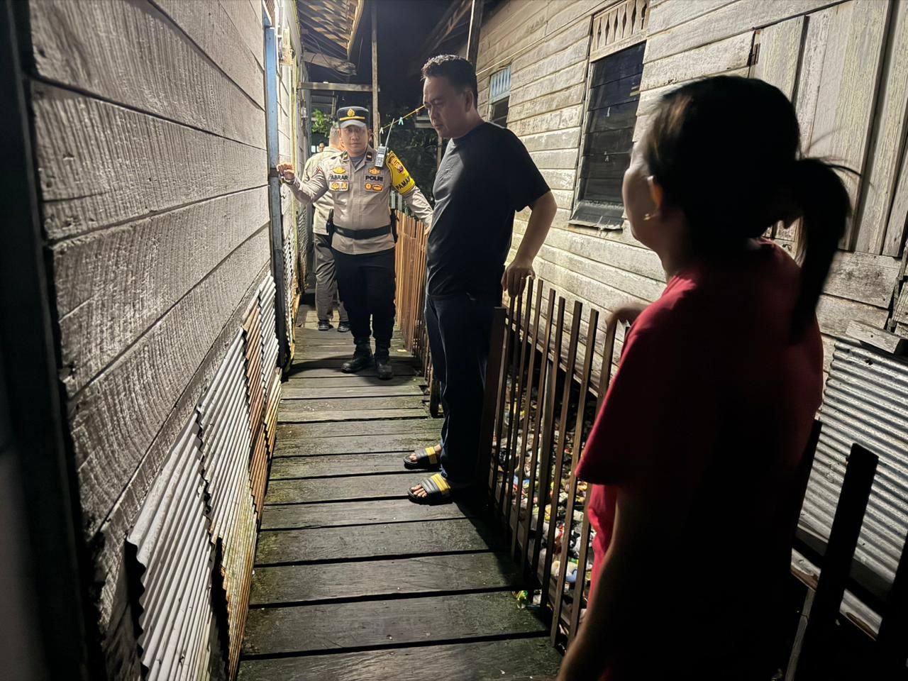 Petugas kepolisian ketika berada di barak Jalan Mendawai, Sabtu (18/4/2026) malam.