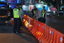 Petugas kepolisian ketika melakukan patroli di malam hari