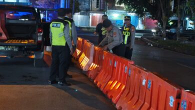 Petugas kepolisian ketika melakukan patroli di malam hari