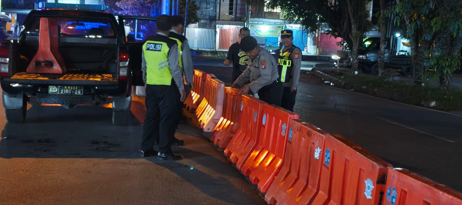 Petugas kepolisian ketika melakukan patroli di malam hari