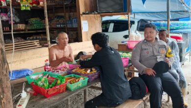 Petugas kepolisian ketika memberikan imbauan kepada masyarakat