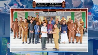 Kepala Dinas Lingkungan Hidup Provinsi Kalimantan Tengah, Joni Harta foto bersama jajaran Anggota DPRD Barito Utara