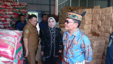 Gubernur Kalteng, H. Agustiar Sabran saat melaksanakan sidak ke gudang Perum Bulog di Jalan Tjilik Riwut Km 3