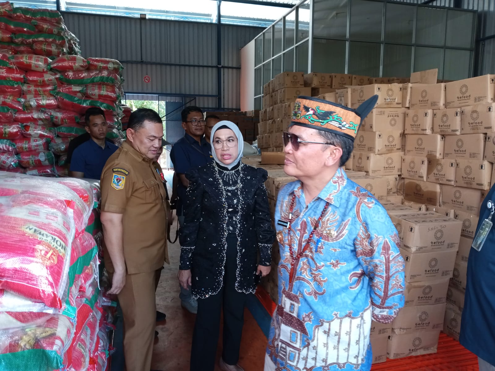 Gubernur Kalteng, H. Agustiar Sabran saat melaksanakan sidak ke gudang Perum Bulog di Jalan Tjilik Riwut Km 3
