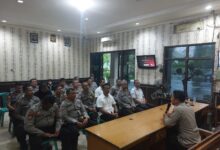 Kapolsek Pahandut AKP Iyudi Hartanto memberikan arahan kepada personelnya