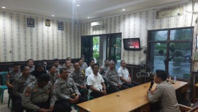 Kapolsek Pahandut AKP Iyudi Hartanto memberikan arahan kepada personelnya