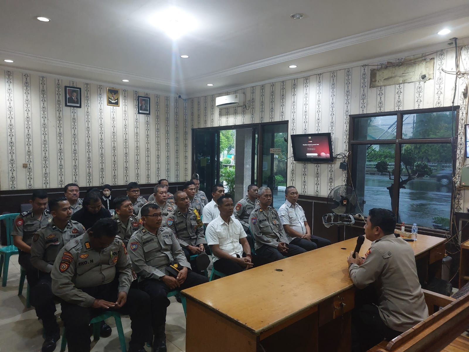 Kapolsek Pahandut AKP Iyudi Hartanto memberikan arahan kepada personelnya