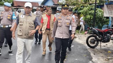 Kapolsek Pahandut AKP Iyudi Hartanto bersama rombongan hendak memasuk Kampung Ponton
