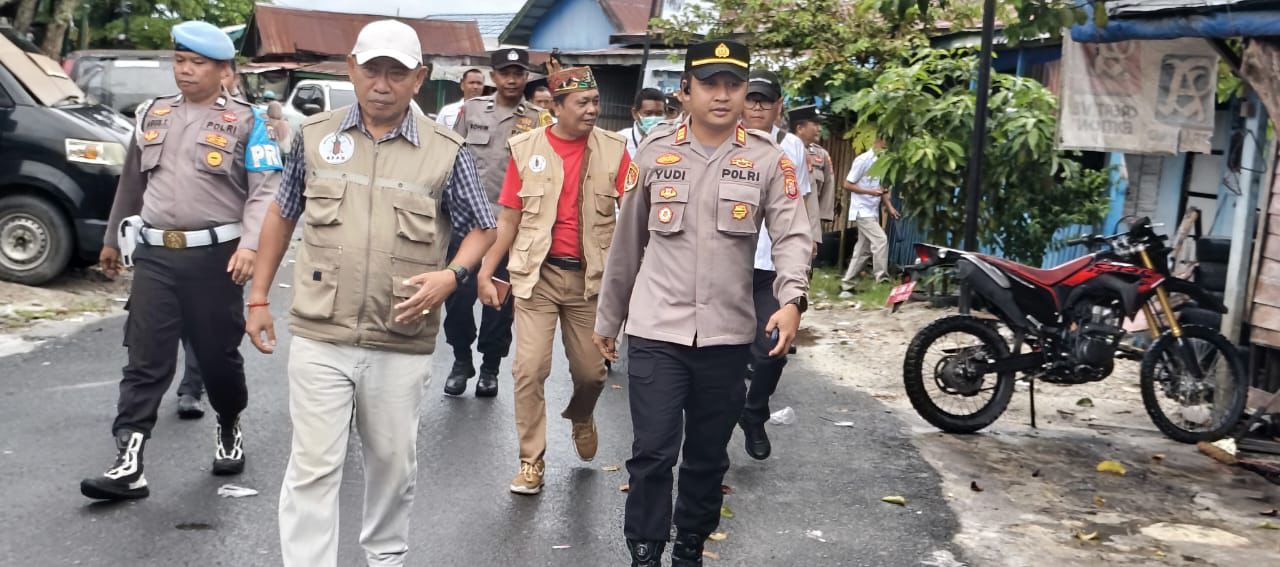 Kapolsek Pahandut AKP Iyudi Hartanto bersama rombongan hendak memasuk Kampung Ponton