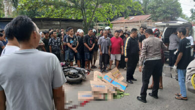 Jasad korban tergeletak di badan jalan usai terlibat kecelakaan maut