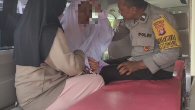 Petugas kepolisian ketika mengevakuasi ODGJ yang telah meresahkan warga