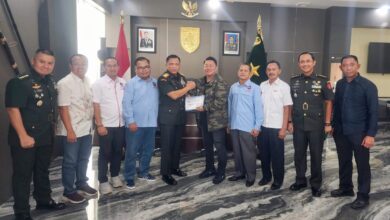 Pangdam XXII/TB, Mayjen TNI Zainul Arifin foto bersama jajaran panitia May Day 2026, di Makodam XXII/TB
