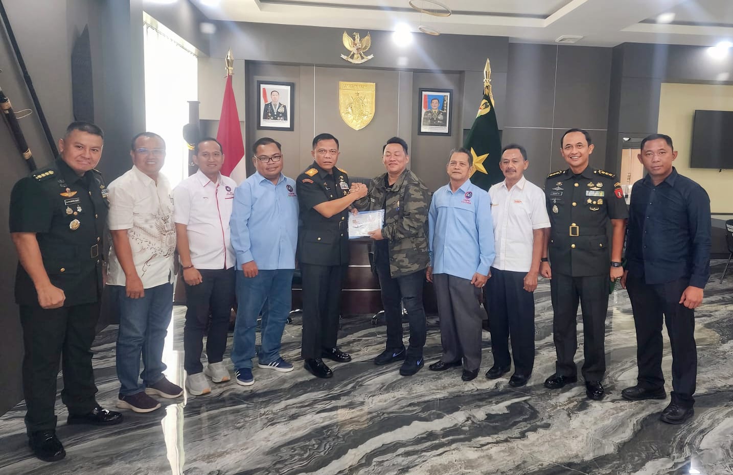 Pangdam XXII/TB, Mayjen TNI Zainul Arifin foto bersama jajaran panitia May Day 2026, di Makodam XXII/TB