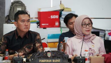 Ketua Komisi II DPRD Siti Nafsiah bersama Sekretaris Komisi II DPRD Hero Harapanno Mandouw saat Rapat dengan Tim Pemprov