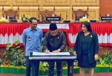 Ketua DPRD Kota Palangka Raya, Subandi, saat menandatangani tiga Raperda menjadi Perda pada Rapat Paripurna di Kantor DPRD Kota Palangka Raya, Jalan Soekarno