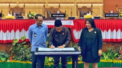 Ketua DPRD Kota Palangka Raya, Subandi, saat menandatangani tiga Raperda menjadi Perda pada Rapat Paripurna di Kantor DPRD Kota Palangka Raya, Jalan Soekarno