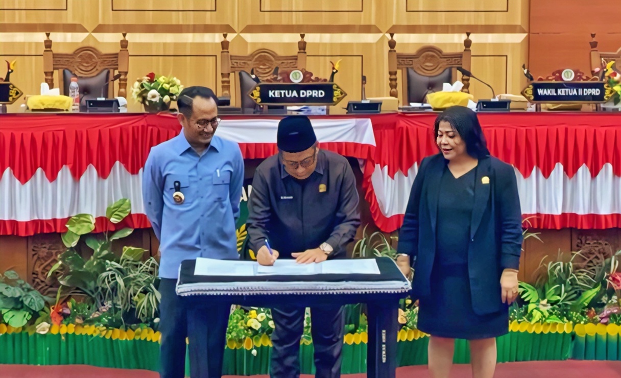 Ketua DPRD Kota Palangka Raya, Subandi, saat menandatangani tiga Raperda menjadi Perda pada Rapat Paripurna di Kantor DPRD Kota Palangka Raya, Jalan Soekarno