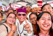 Gubernur Kalteng, H. Agustiar Sabran foto bersama umat Hindu dalam kegiatan Dharma Santi Nyepi dan HUT Integrasi ke-46 Kaharingan-Hindu Prov. Kalteng