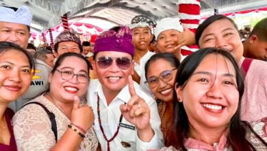 Gubernur Kalteng, H. Agustiar Sabran foto bersama umat Hindu dalam kegiatan Dharma Santi Nyepi dan HUT Integrasi ke-46 Kaharingan-Hindu Prov. Kalteng