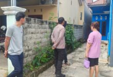 Petugas kepolisian ketika berada di lokasi kejadian percobaan pencurian