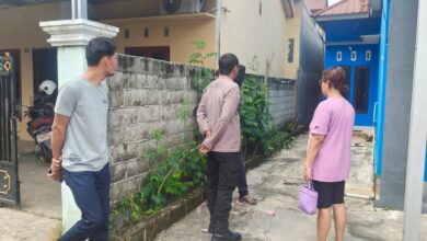 Petugas kepolisian ketika berada di lokasi kejadian percobaan pencurian