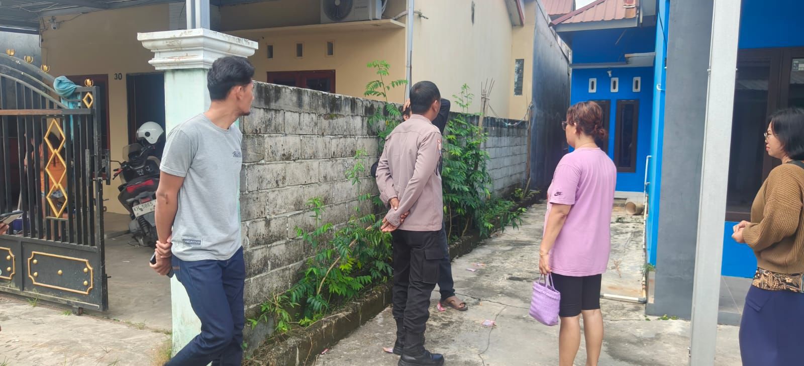 Petugas kepolisian ketika berada di lokasi kejadian percobaan pencurian