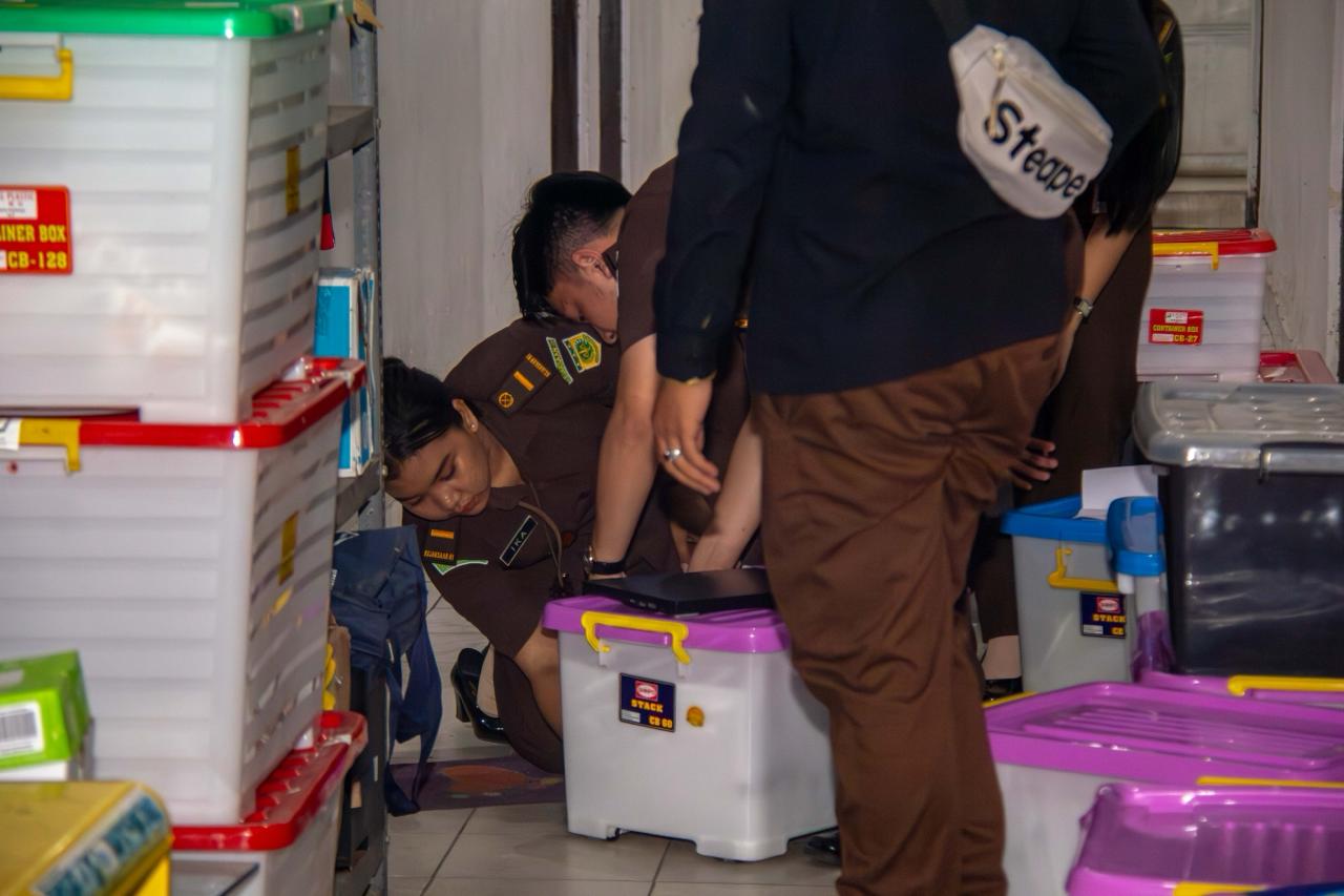 Penggeledahan yang dilakukan Kejari Palangka Raya di kantor KPU setempat,