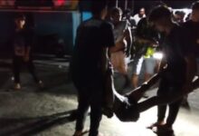 Seorang warga digotong masyarakat usai sebelumnya dilaporkan tenggelam di Sungai Kahayan