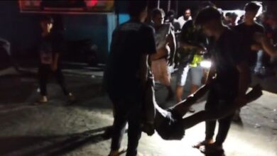 Seorang warga digotong masyarakat usai sebelumnya dilaporkan tenggelam di Sungai Kahayan